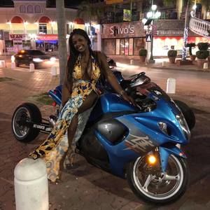 Meet your Posher, Hilary